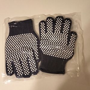 NWT grilling gloves Grey and white